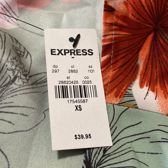 EXPRESS FLORAL TUNIC-NWT🌸 - Picture 7 of 7